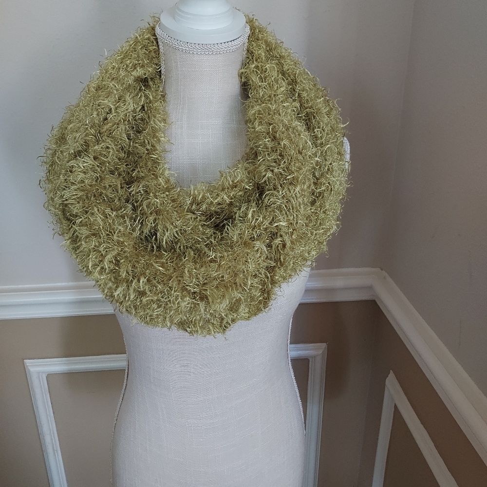 GREEN INFINITY MULTIFUNTIONAL FURRY LITE WEIGHT SCARF/WRAP FOR WOMEN
